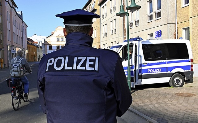 Polizei bei den Durchsuchungen am Mittwoch in Cottbus   | Foto: dpa