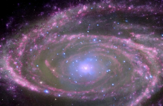 Im Zentrum jeder Galaxie &#8211; hier ...esengalaxie M87 in den Fokus genommen.  | Foto: dpa
