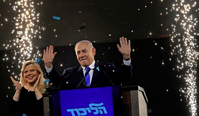 Israels Premier Benjamin Netanjahu feiert seinen Sie zusammen mit Ehefrau Sara.   | Foto: AFP