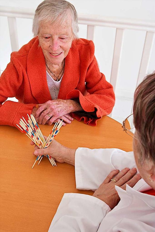 Ein Therapeut macht mit einer Parkinson-Patientin eine Geschicklichkeitsbung.   | Foto: <AUTOR>Jean Paul CHASSENET (stock.adobe.com)</AUTOR>