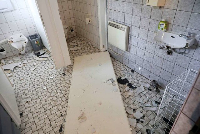 Der Schaden an den Toiletten geht wohl in die Tausende.  | Foto: Christoph Breithaupt