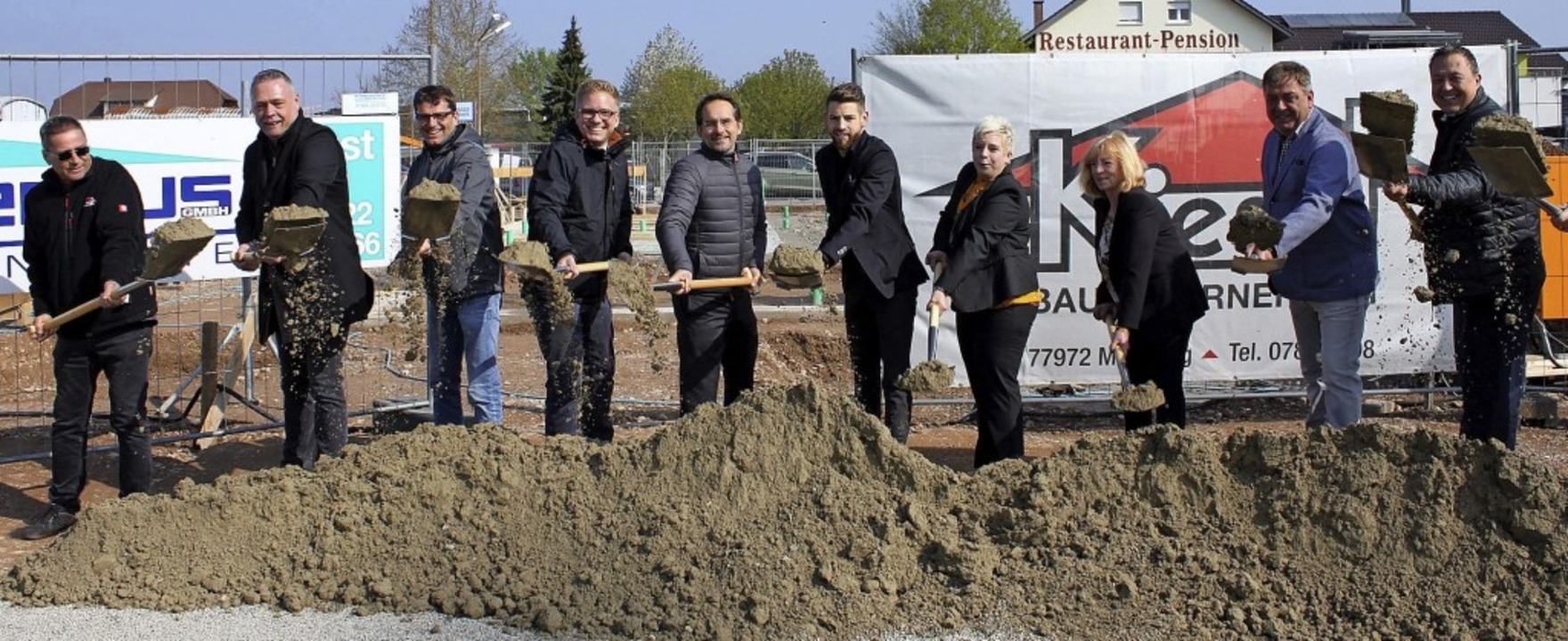 Symbolischer Spatenstich fr den neuen Edeka-Markt in Rust   | Foto: Adelbert Mutz