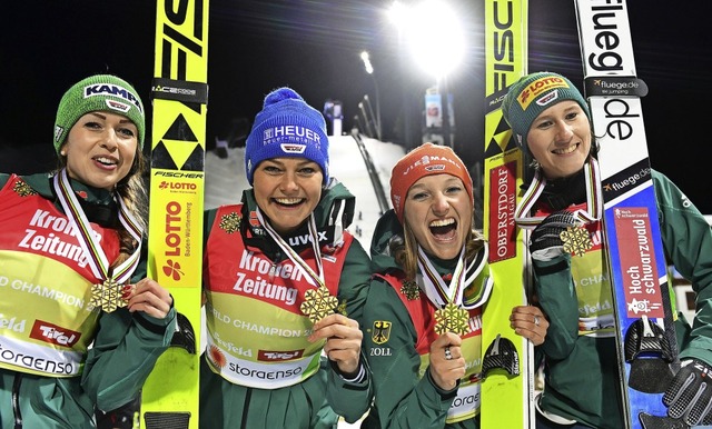 Juliane Seyfarth (von links), Carina V... Straub bejubeln WM-Gold in Seefeld.    | Foto: dpa