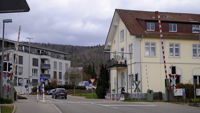 Statt des Bahnbergangs in der Peter-T...linie zur Schwarzenbergstrae leiten.   | Foto: Juliane Schlichter