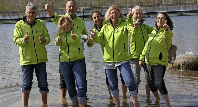 Test bestanden: Das LGS-Team und Ehrenamtliche prfen die Wassertemperatur.   | Foto: Landesgartenschau GmbH