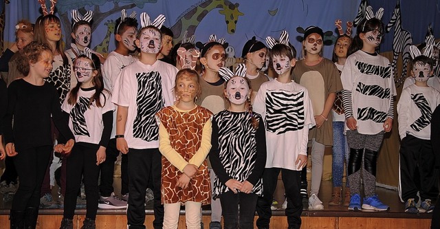 Mit dem Kindermusical &#8222;Tuishi pa...  und  Emily Noak als  Zebrakind Zea.   | Foto: Hans-Walter Mark