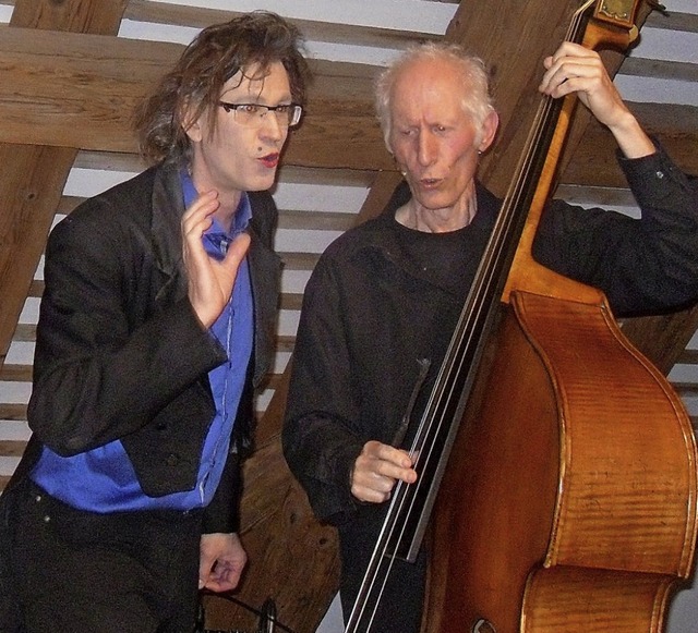 Hauptakteur Marcus Jeroch und der Bass... in der Rainhofscheune in Kirchzarten.  | Foto: Hartwig Kluge