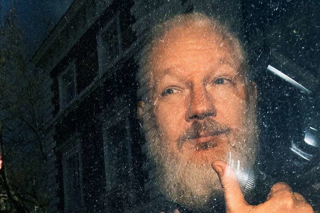 Julian Assange nach seiner Festnahme am Donnerstag  | Foto: dpa