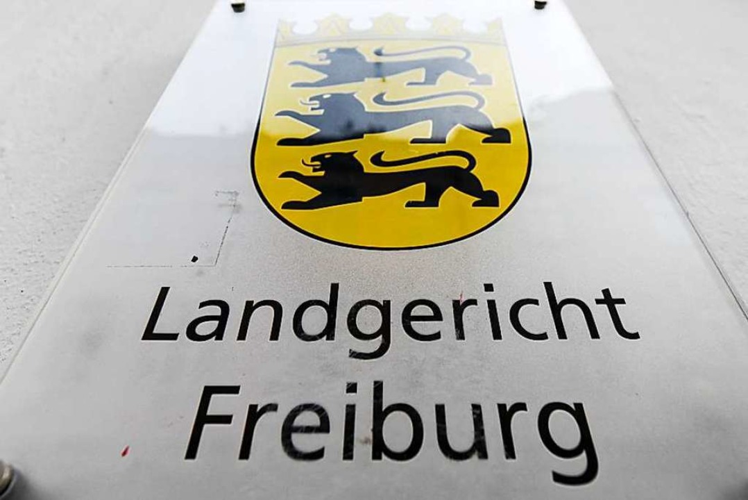 Am Freiburger Landgericht musste ein E...genentransporter gengend Platz haben.  | Foto: dpa