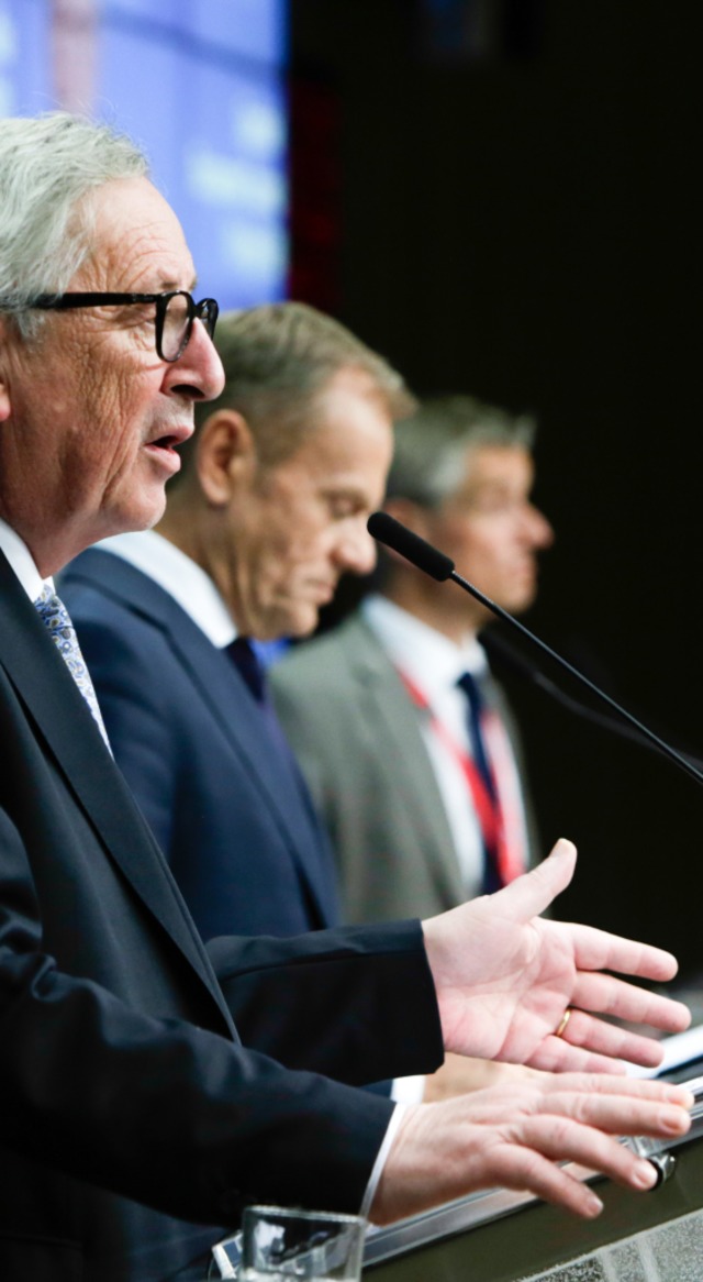 Kommissionschef Juncker und Ratsprsid...n neuerlichen Aufschub fr die Briten.  | Foto: ARIS OIKONOMOU