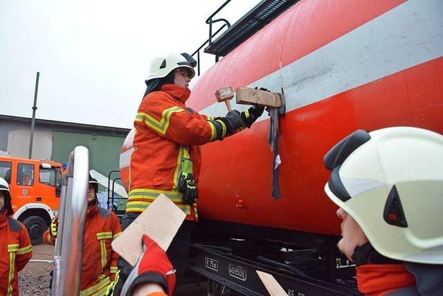 Feuerwehren aus dem Kreis Lrrach ben Lecks in Kesselwagen abzudichten