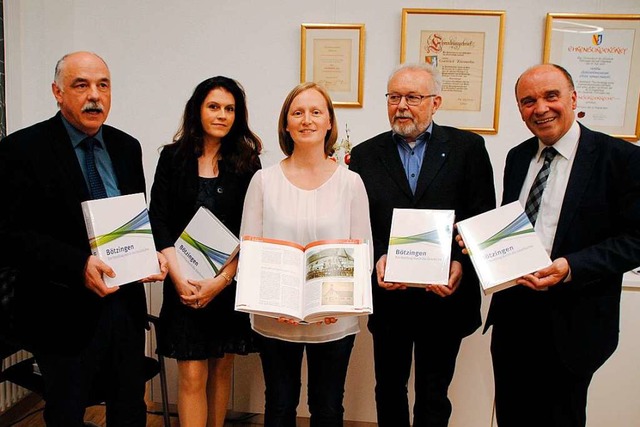 Das Macher-Team der Btzinger Ortschro...er Vorstellung der Chronik im Rathaus.  | Foto: Manfred Frietsch