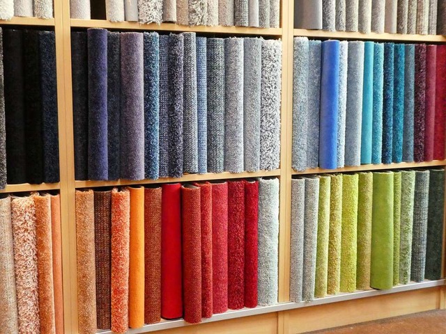 Bei Farben Thon gibt es eine groe Auswahl an Bodenbelgen, Tapeten und Farben.  | Foto: Farben Thon
