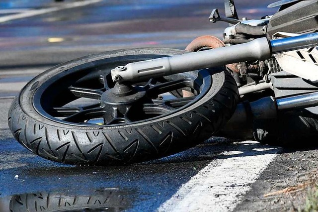 Bei einem Unfall in Lrrach wurde ein ...adfahrer leicht verletzt (Symbolbild).  | Foto: dpa