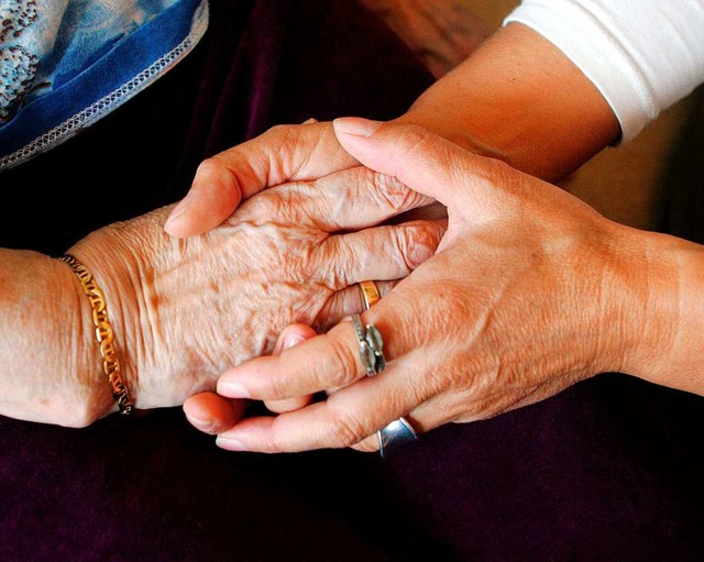 Medizinische Versorgung im Alter und V... Pflege stellen vor Herausforderungen.  | Foto: dpa