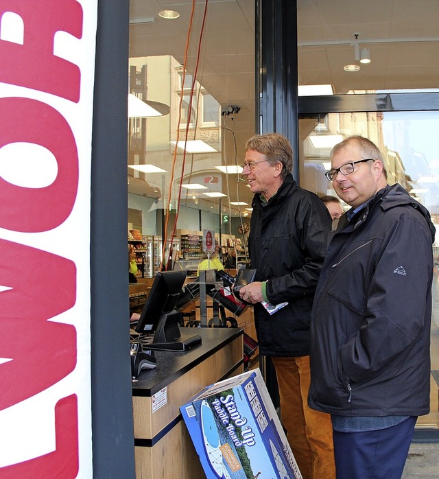 Brgermeister Alexander Guhl (rechts) ...nung der Woolworth-Filiale am Freitag   | Foto: Christiane Pfeifer