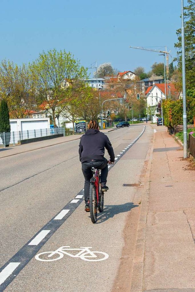 Die Radfahrer, die beim ADFC-Klima-Tes...rstreifen erst vor Kurzem verbreitert.  | Foto: Olaf Michel