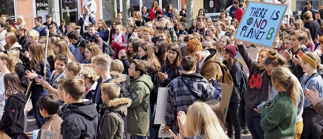 300 Teilnehmer hatte die Demo fr den ... ohne die Schule schwnzen zu mssen.   | Foto: Jutta geiger