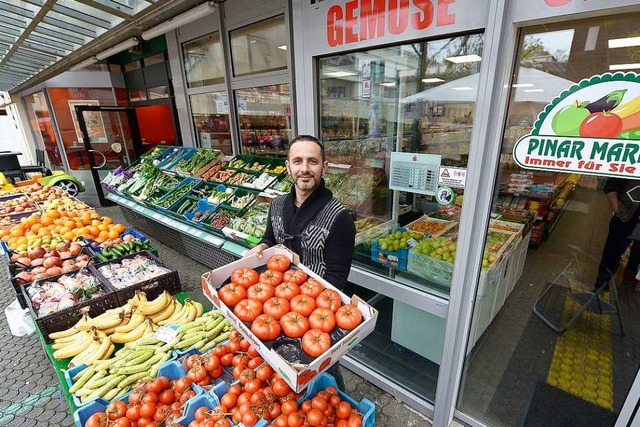 Vor dem Pinar Market im Einkaufszentru...i gelieferten Obst und Gemse gehren.  | Foto: Ingo Schneider