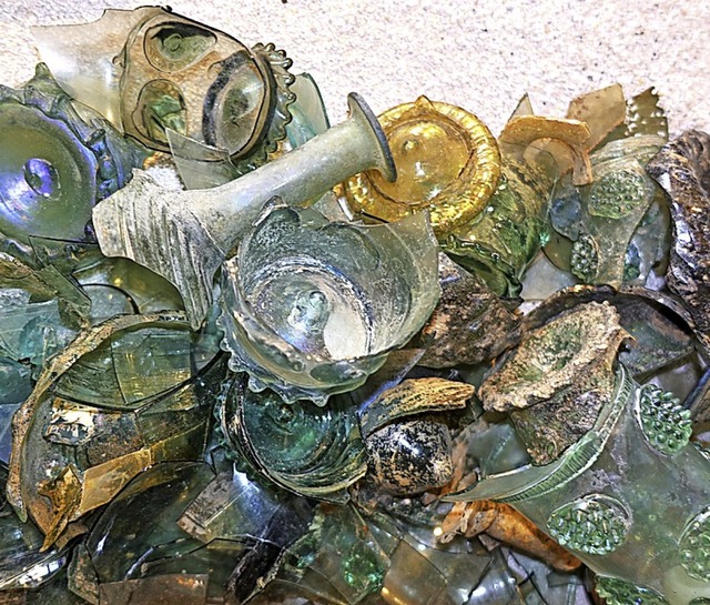 Schon frher wurde  Glas recycelt. Das...ten historischen Fragmenten erkennen.   | Foto: Rolf Strohm