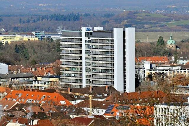 Feuerwehr räumt Chemiehochhaus im Freiburger Institutsviertel