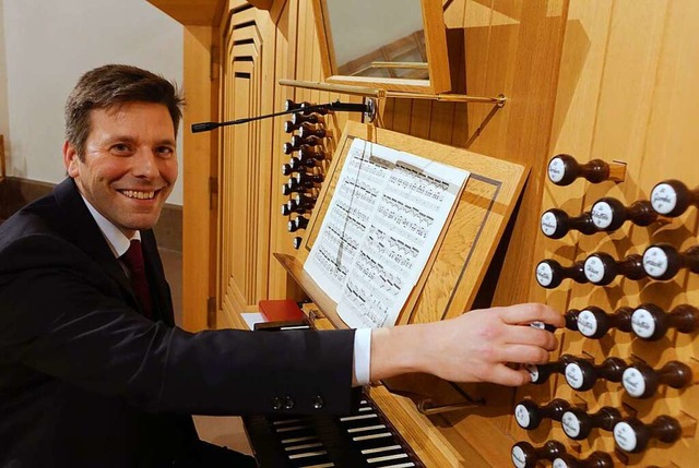 Christoph Bogon an seinem Hauptinstrum...rgel in der evangelischen Stadtkirche.  | Foto: Roswitha Frey