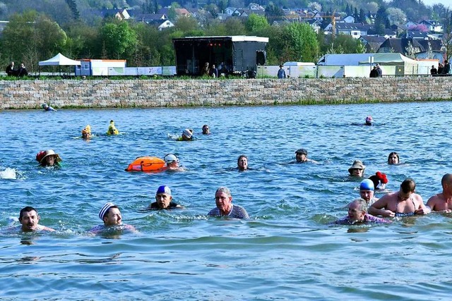 OB Mller (Vierter von links) mit den ...hwimmerinnen und Schwimmern im LGS-See  | Foto: Wolfgang Knstle