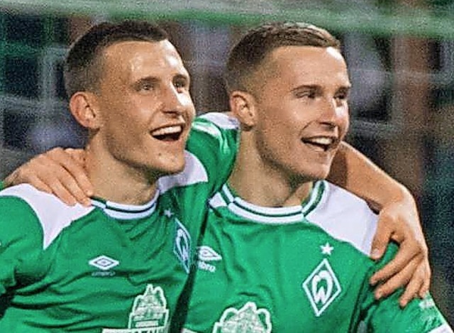 Herz und Seele: Maximilian (links) und...  Johannes Eggestein von Werder Bremen  | Foto: Imago