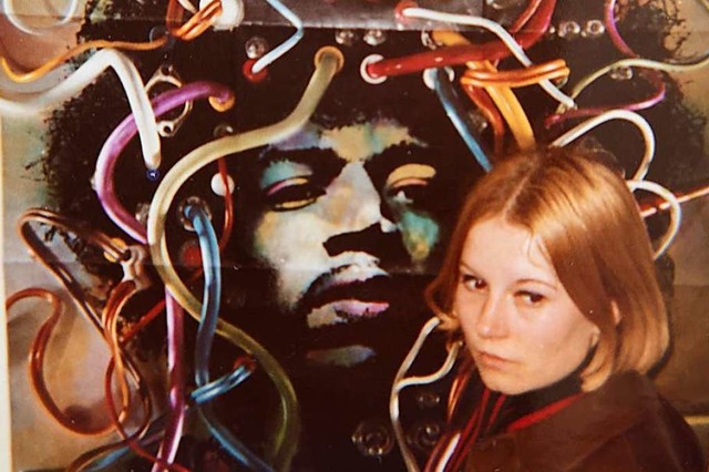 Renate Gross in jungen Jahren vor einem Jimi Hendrix-Poster.  | Foto: privat