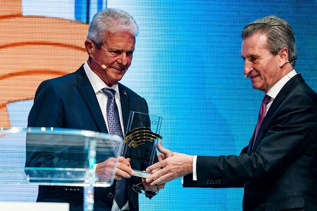 Dietmar Hopp nimmt den Preis von Gnther Oettinger entgegen.  | Foto: Radio Regenbogen