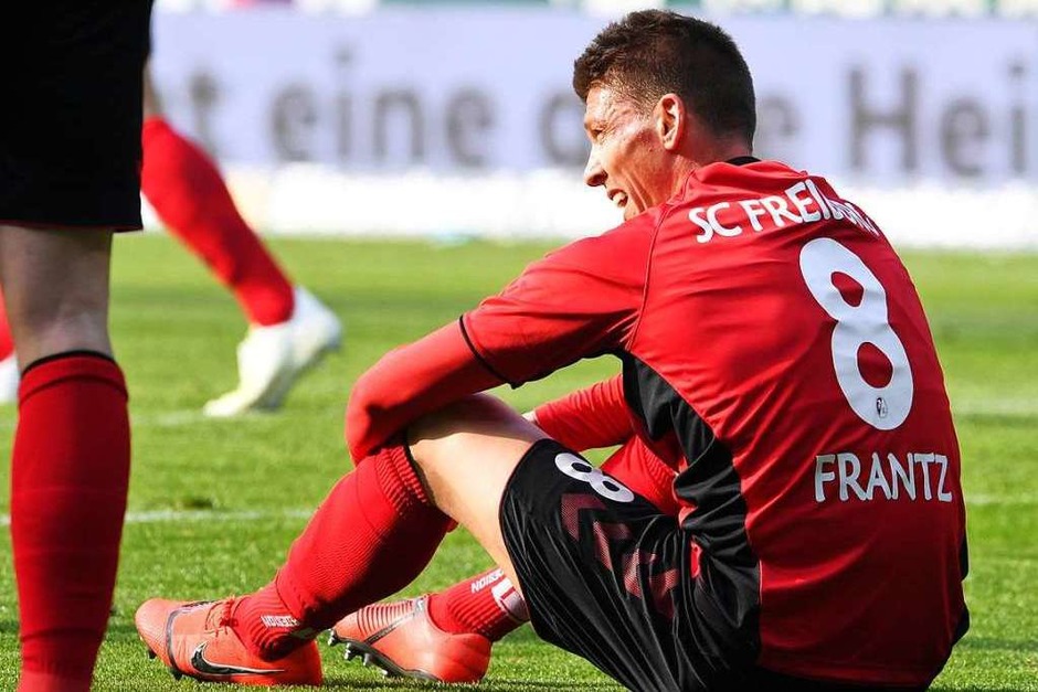 Mike Frantz bleibt nach dem Abpfiff auf dem Boden sitzen: Wieder hat der Sportclub viel investiert, jedoch keine Tore geschossen. (Foto: dpa) Mike Frantz bleibt nach dem Abpfiff auf dem Boden sitzen: Wieder hat der Sportclub viel investiert, jedoch keine Tore geschossen. (Foto: dpa)
