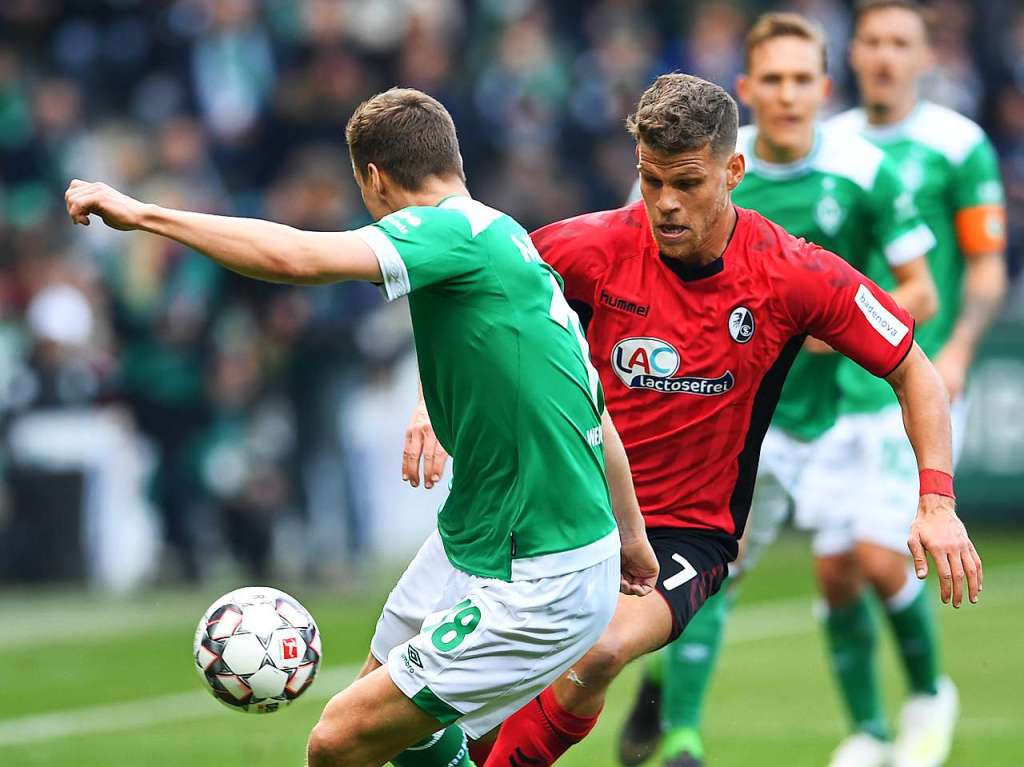 Florian Niederlechner im Dribbling gegen einen Bremer.