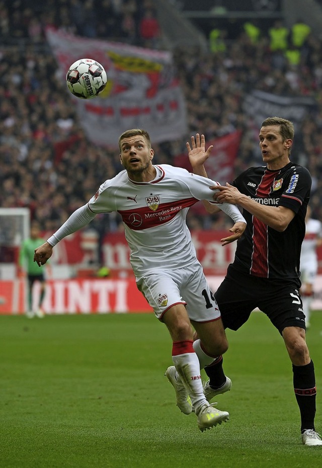 Alexander Esswein (links) vom VfB im Zweikampf mit Leverkusens Sven Bender   | Foto:  dpa