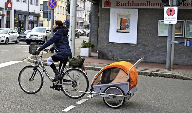 Insbesondere Fahrradfahrer mit Kindera...s einen Sicherheitsabstand einhalten.   | Foto: Symbolfoto: Jasmin Radel