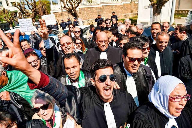 Algerische Richter und Anwlte demonst...n vor dem Justizministerium in Algier.  | Foto: AFP