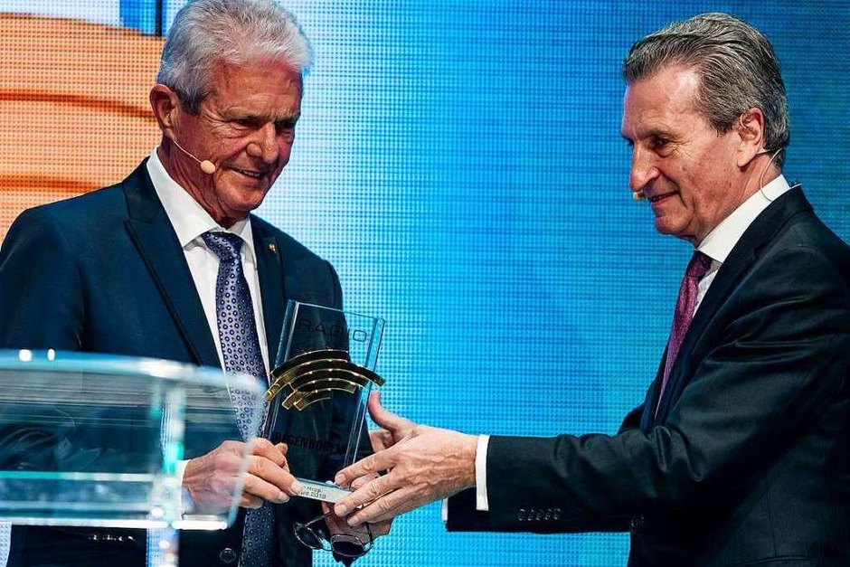 Dietmar Hopp (links) erhält von Günther H. Oettinger den Ehrenaward. (Foto: Radio Regenbogen) Dietmar Hopp (links) erhält von Günther H. Oettinger den Ehrenaward. (Foto: Radio Regenbogen)