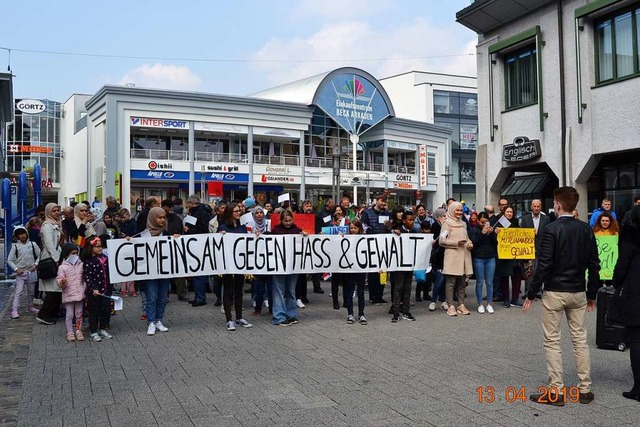 Mit einem groen Banner zogen die Teilnehmer auf den Mnsterplatz.  | Foto: Barbara Halder