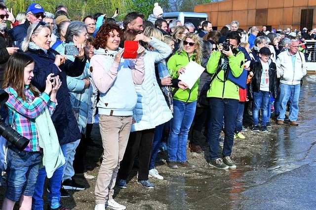 Hunderte Zuschauerinnen und Zuschauer verfolgten das Geschehen vom Ufer aus.  | Foto: Wolfgang Knstle
