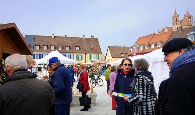 Zahlreiche Marktbesucher bummelten am ...neu gestalteten Breisacher Marktplatz.  | Foto: Julius Wilhelm Steckmeister