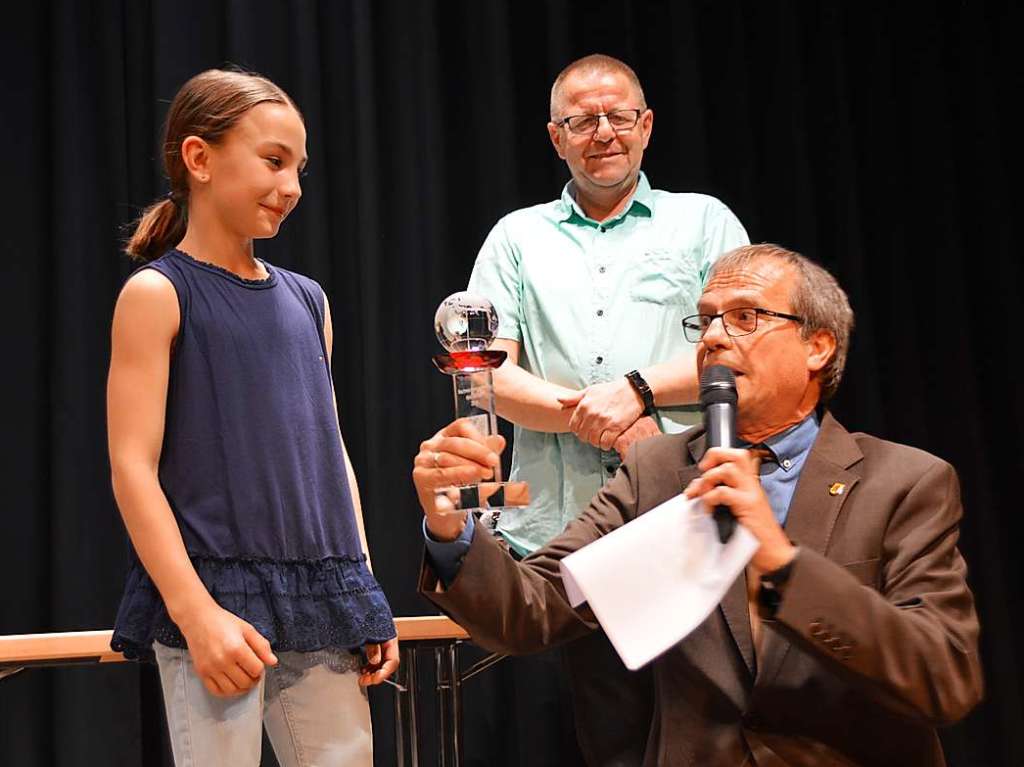 Oberbrgermeister Klaus Eberhardt berreicht Julia Stuskova, TC Rheinfelden, den Pokal als Nachwuchssportlerin des Jahres 2018.