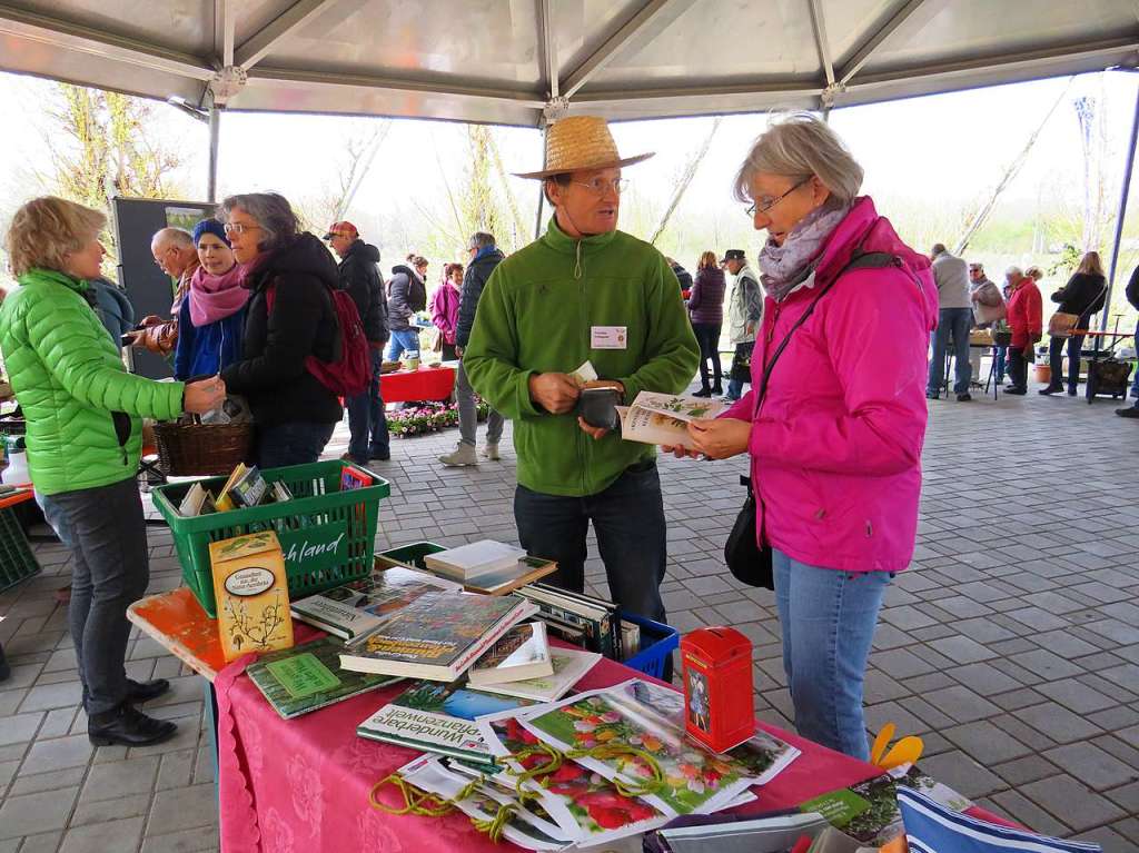 Beim 8. Pflanzenflohmarkt unter dem Vacono-Dome in Rheinfelden gab es fr die zahlreichen Besucher aus nah und fern jede Menge grne Schtze, darunter manche Raritten zu entdecken und zum Mitnehmen.