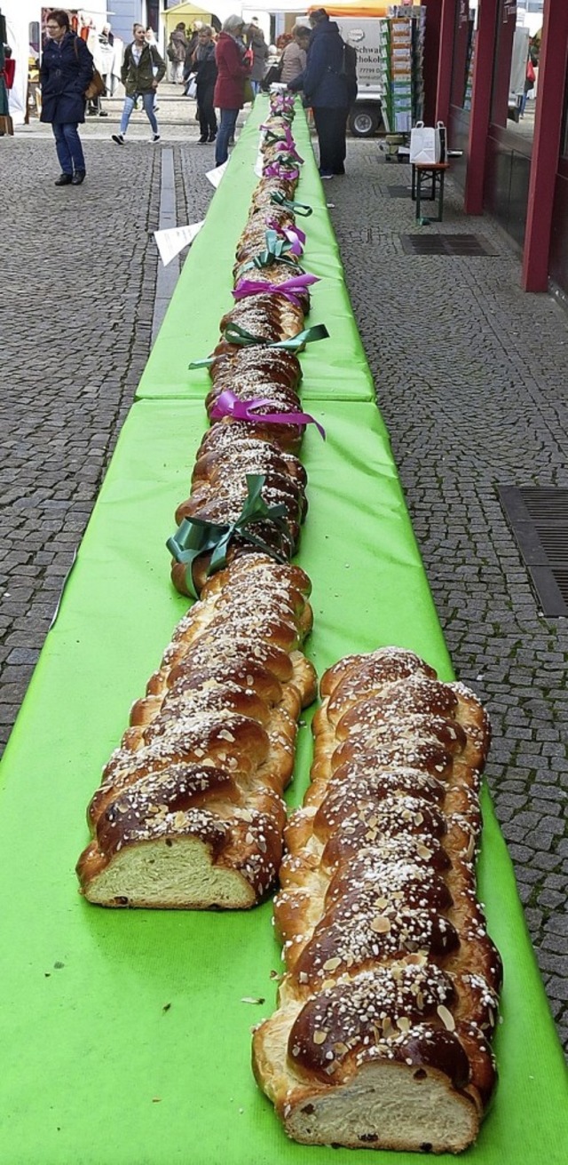 Gut 20 Meter lang ist der Hefezopf der...hwrer, Vorsitzende der AG Lammstrae.  | Foto: Georg Vo