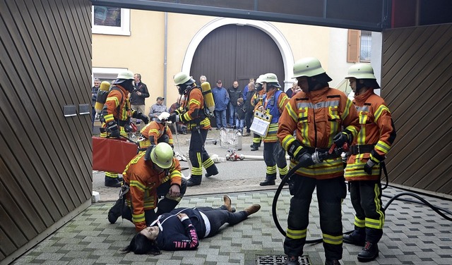 Das sieht dramatisch aus, ist aber nur...macht sich zur Brandbekmpfung bereit.  | Foto: Roland Vitt