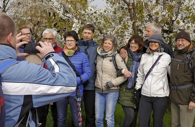 Die traumhafte Bltenkulisse nutzen viele Genusswanderer fr Erinnerungsfotos.  | Foto: Christa Hlter-Hassler