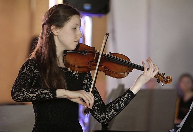 Lisa Brobeil spielte in der Soire Violine.   | Foto: Schule