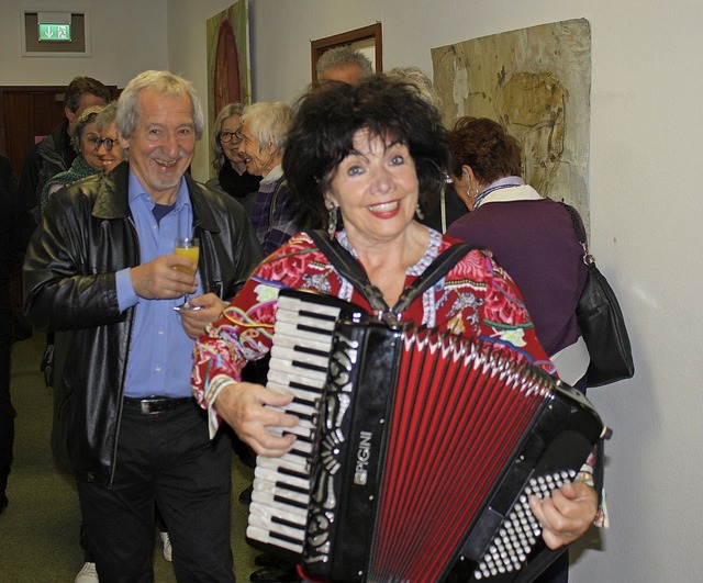 Die Akkordeonspielerin Anita Morasch h... Pause ab fr den zweiten Konzertteil.  | Foto: Karig