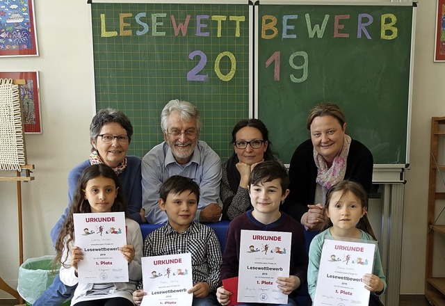 Sieger des Vorlesewettbewerbs  wurden:...rfolgreichen Schlern steht die Jury.   | Foto: Schule