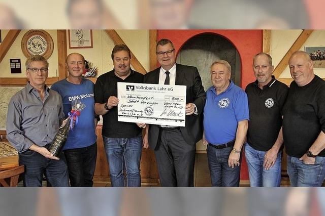 Motorradfreunde spenden fr Spielgert