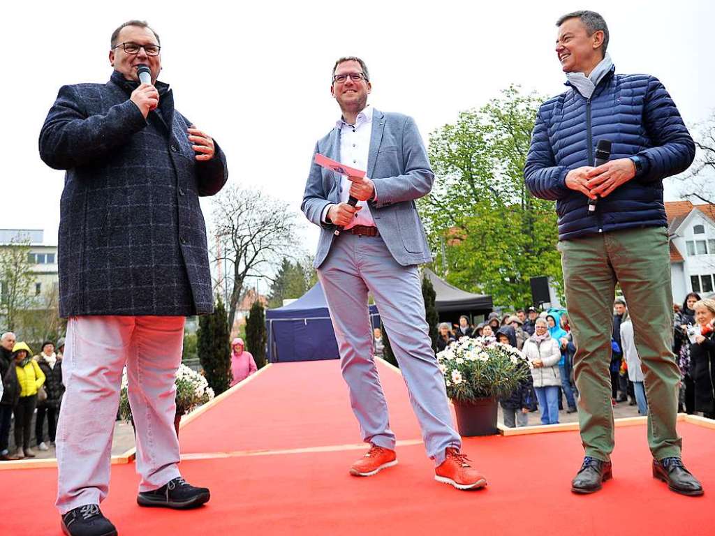 Gewerbeverbandsvorsitzender Peter Lob, sein Stellvertreter (und Moderator der Modenschauen)  Stephan Ltten und Brgermeister Volker Kieber (von links) erffneten den Tag.