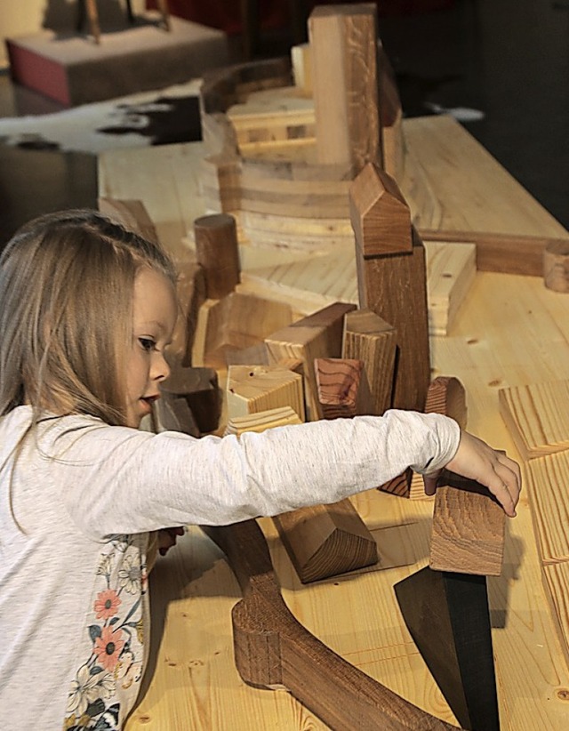 Mit Holzkltzen die Burg Rtteln umbau... Mitmachabteilung im Dreilndermuseum.  | Foto: Kubon